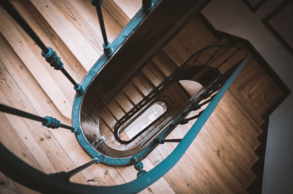 Avant et après : transformer votre escalier en parquet avec la vitrification en copropriété
