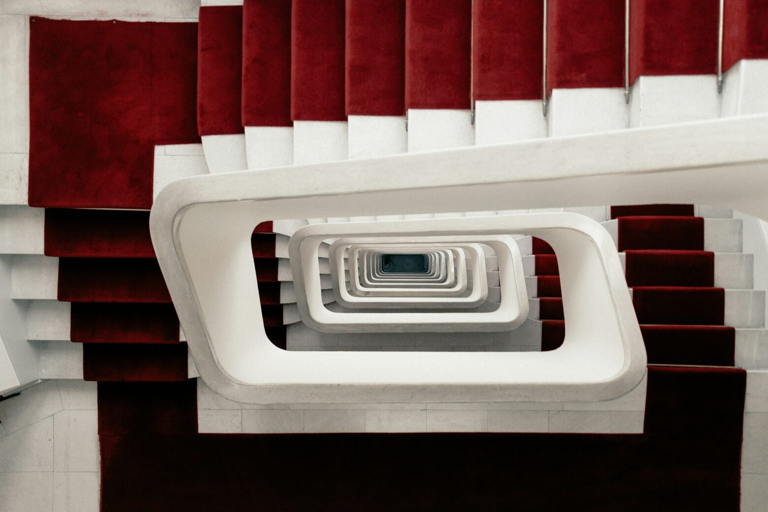 Guide complet pour l’installation et l’entretien des tapis d’escalier : sélection, astuces et conseils pratiques